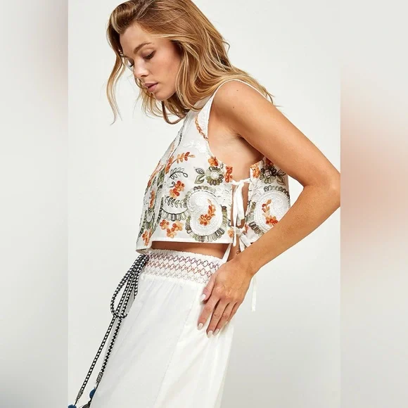 NWOT Flower Embroidered Cotton Top - Picture 2 of 4